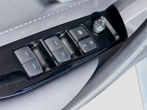 Used 2023 Toyota Corolla SE w/ SE Premium Package image 21