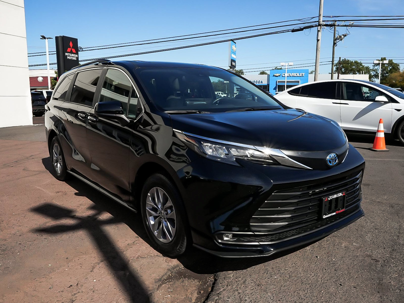 Used 2025 Toyota Sienna XLE FWD image 3