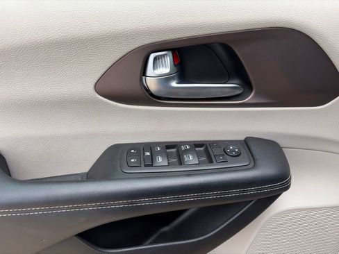 Used 2023 Chrysler Voyager LX FWD image 17