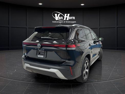 Used 2025 Volkswagen Tiguan SE image 3