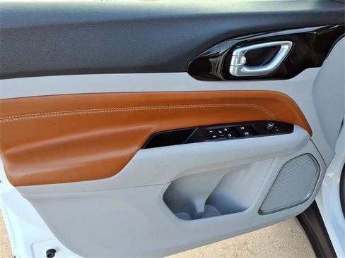 Used 2024 Jeep Compass Limited image 11