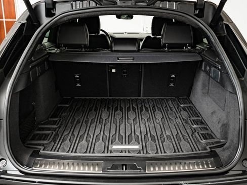 Used 2022 Land Rover Range Rover Velar R-Dynamic S image 21