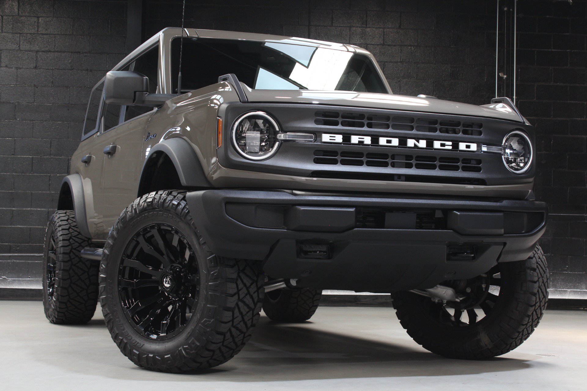 Used 2025 Ford Bronco 4-Door AWD/4WD image 2
