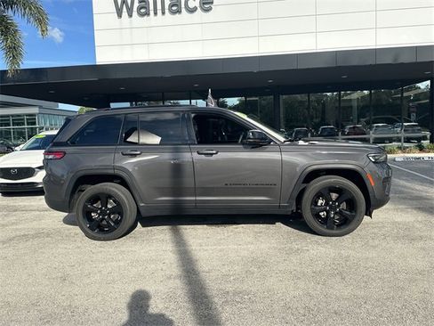 Used 2023 Jeep Grand Cherokee Altitude image 9