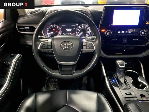 Used 2024 Toyota Highlander XLE image 6