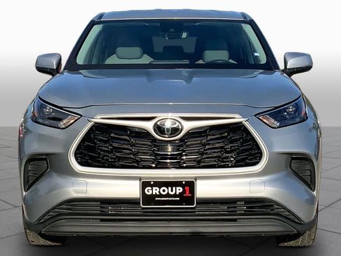 Used 2022 Toyota Highlander L FWD image 4