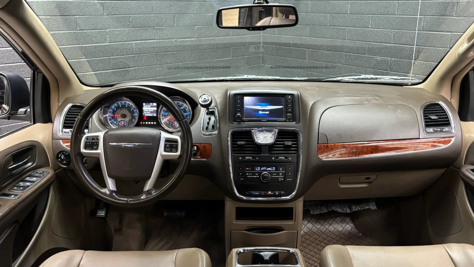 Used 2014 Chrysler Town & Country Touring FWD image 8