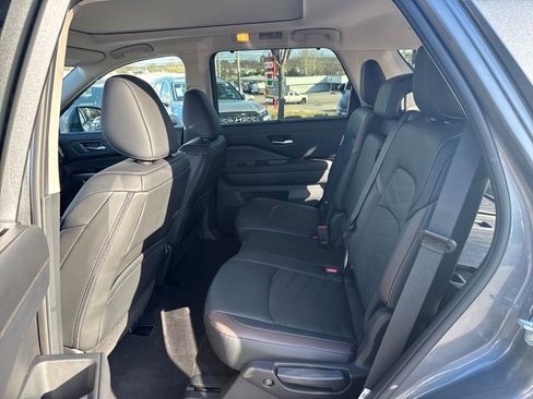 Used 2025 Nissan Pathfinder Platinum w/ Black Appearance Package image 27