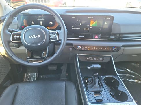 Used 2025 Kia Carnival EX image 8
