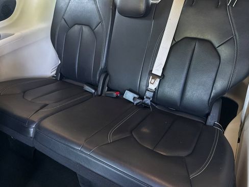 Used 2022 Chrysler Pacifica Touring-L w/ Uconnect Theater Family Group FWD image 23