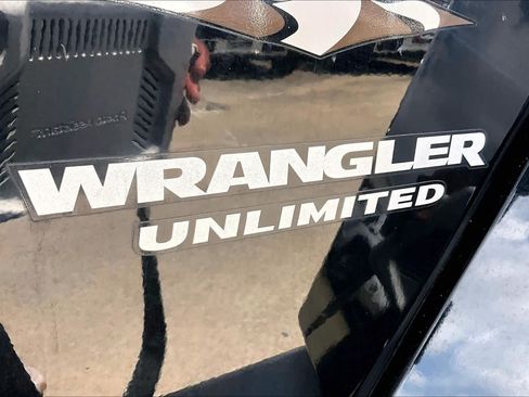 Used 2017 Jeep Wrangler Unlimited Sahara w/ Connectivity Group AWD/4WD image 28