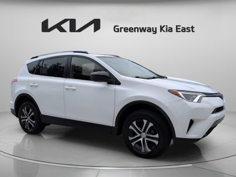 Used 2017 Toyota RAV4 LE FWD image 3