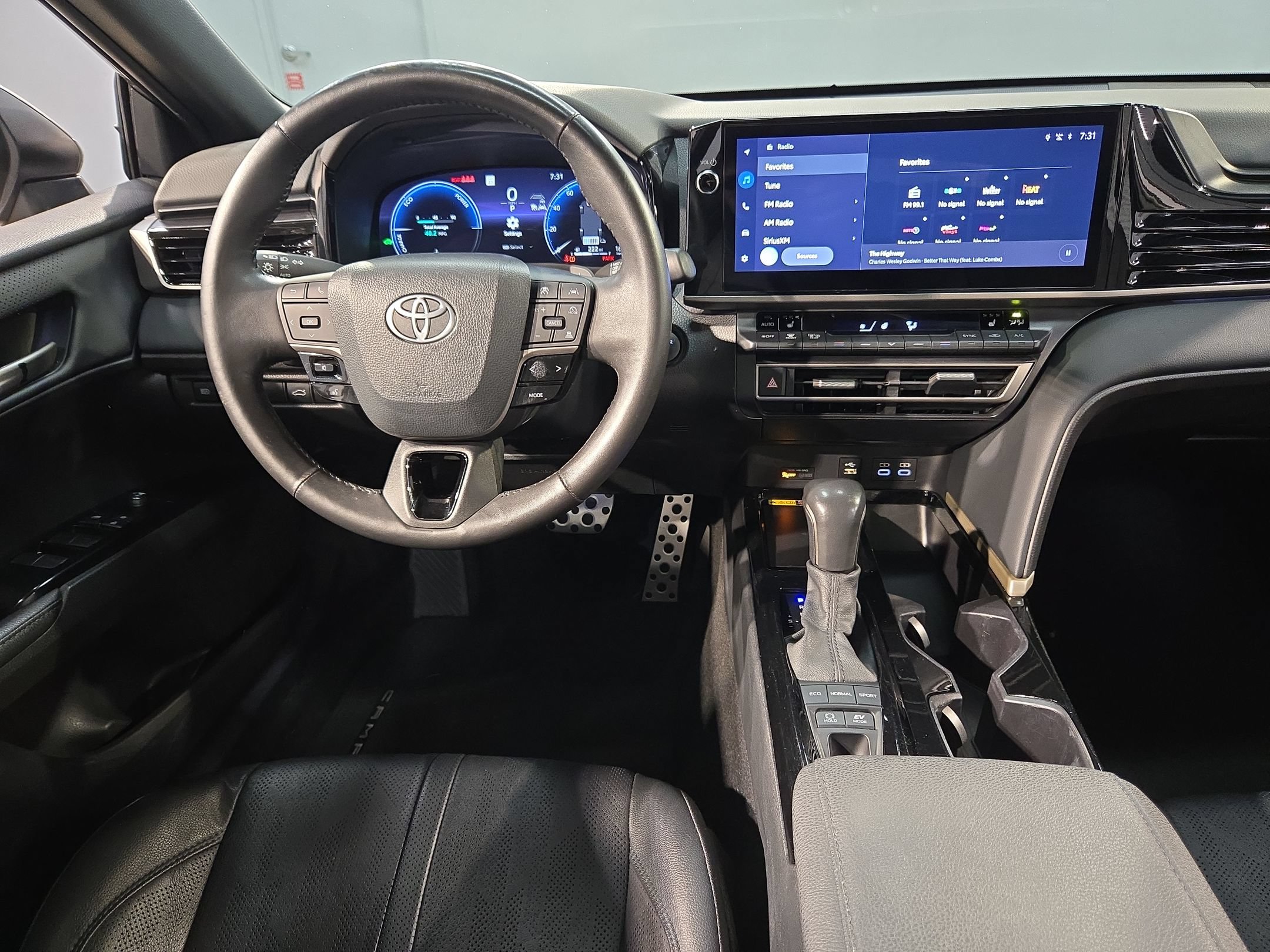 Used 2025 Toyota Camry XSE FWD image 9