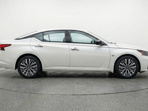 Used 2025 Nissan Altima 2.5 SV image 11