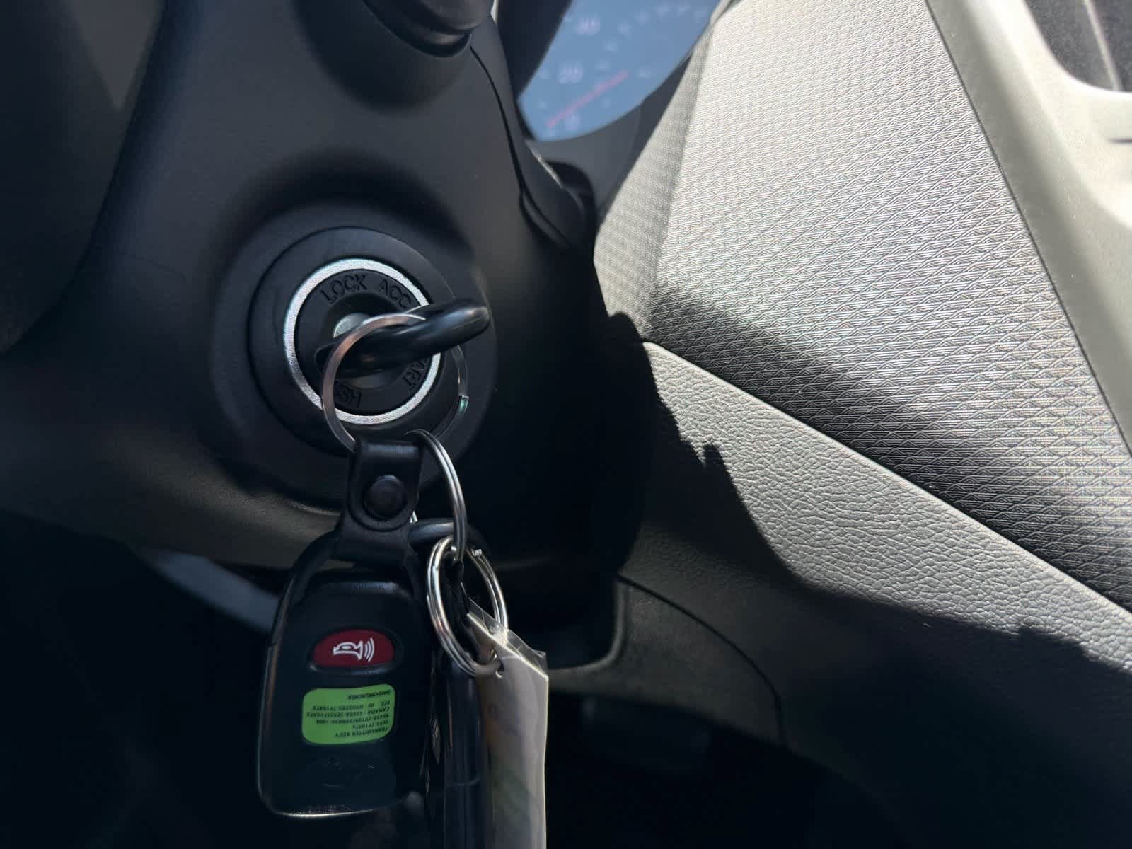 Used 2015 Hyundai Veloster FWD image 17