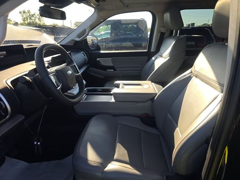Used 2025 Ford Expedition Active AWD/4WD image 5