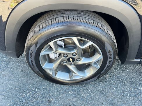 Used 2025 Chevrolet Trax LT image 28