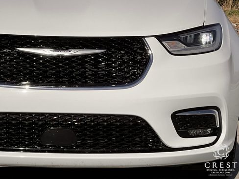 Used 2024 Chrysler Pacifica Touring-L image 10