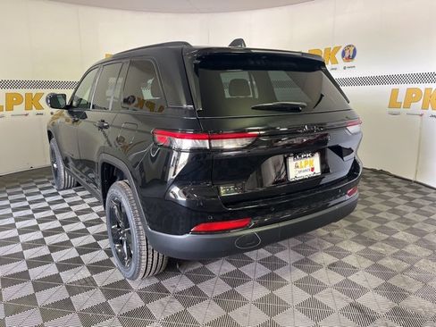 New 2025 Jeep Grand Cherokee Altitude image 9