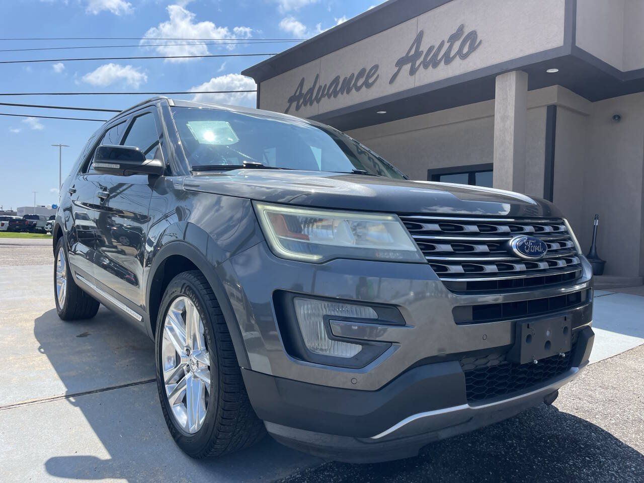 Used 2017 Ford Explorer XLT w/ Equipment Group 202A FWD image 1
