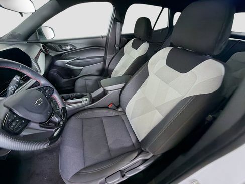 Used 2025 Chevrolet Trax RS w/ Sunroof Package FWD image 13