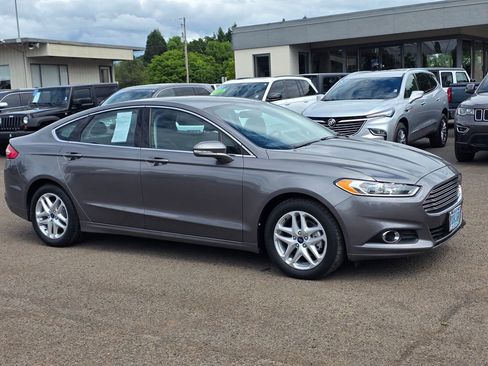 Used 2014 Ford Fusion SE w/ Equipment Group 202A FWD image 3
