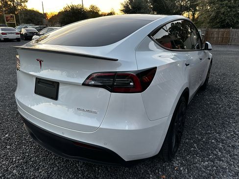 Used 2022 Tesla Model Y Performance image 11