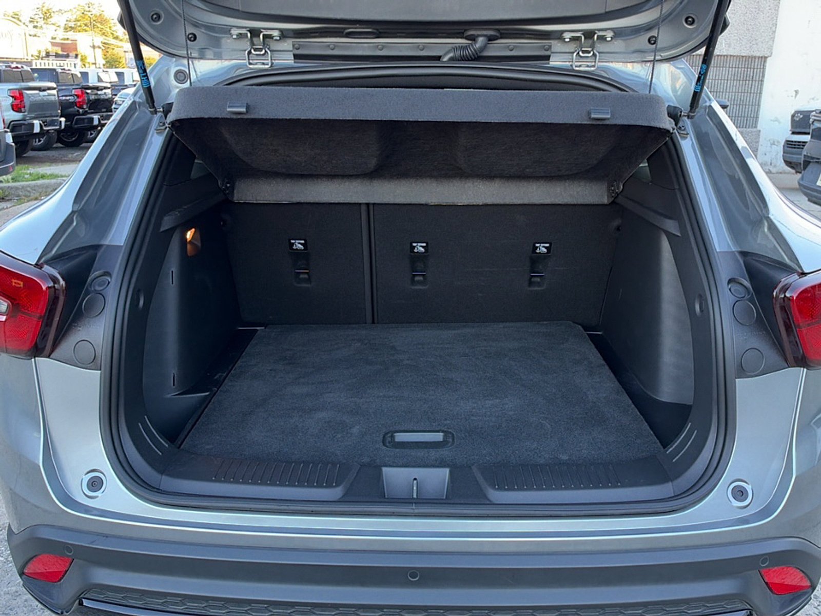 Used 2025 Chevrolet Trax RS w/ Sunroof Package FWD image 23