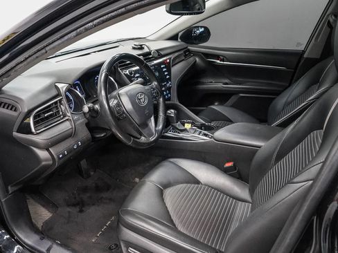Used 2020 Toyota Camry SE w/ Sunroof Package FWD image 18