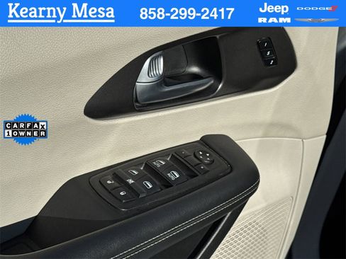 Used 2024 Chrysler Pacifica Select image 29