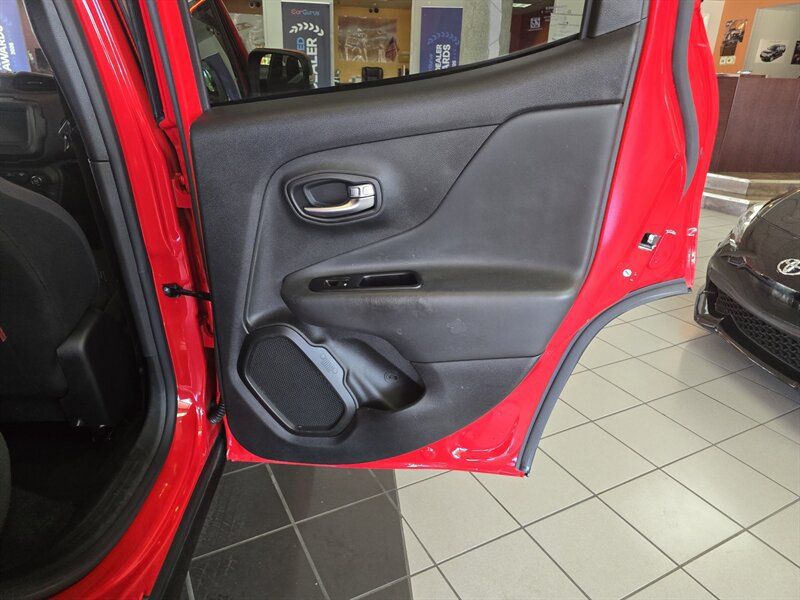 Used 2020 Jeep Renegade Trailhawk w/ Cold Weather Group AWD/4WD image 14