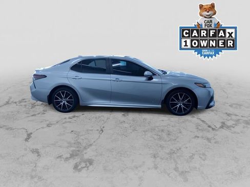 Used 2023 Toyota Camry SE image 2