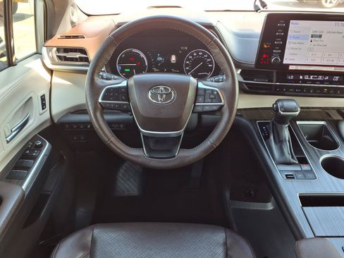 Used 2024 Toyota Sienna Platinum FWD image 14