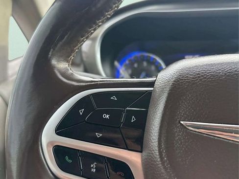 Used 2018 Chrysler Pacifica Touring-L Plus image 28