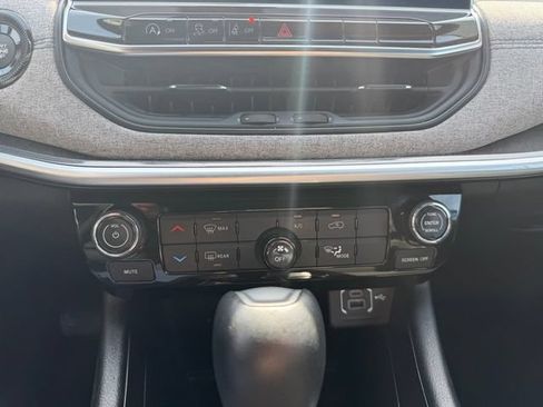 Used 2024 Jeep Compass Latitude AWD/4WD image 13