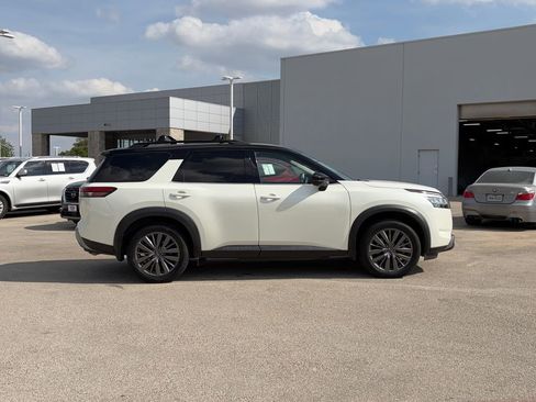 Used 2022 Nissan Pathfinder SL w/ SL Premium Package image 4