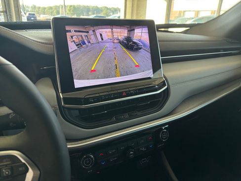 Used 2025 Jeep Compass Limited image 28