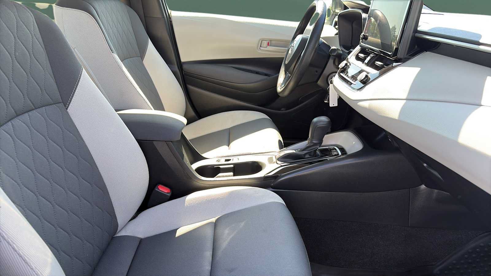 Used 2025 Toyota Corolla LE FWD image 24