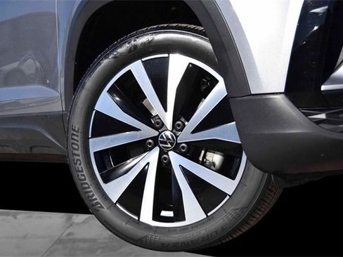 Certified 2022 Volkswagen Taos SE image 3