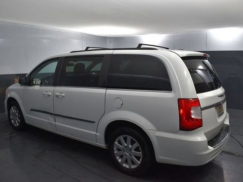 Used 2015 Chrysler Town & Country Touring FWD image 5