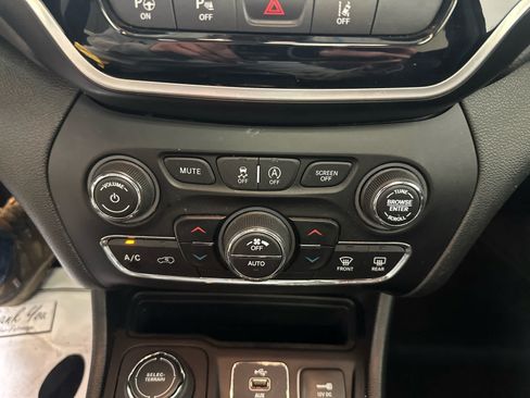 Used 2019 Jeep Cherokee Limited w/ Luxury Group AWD/4WD image 18