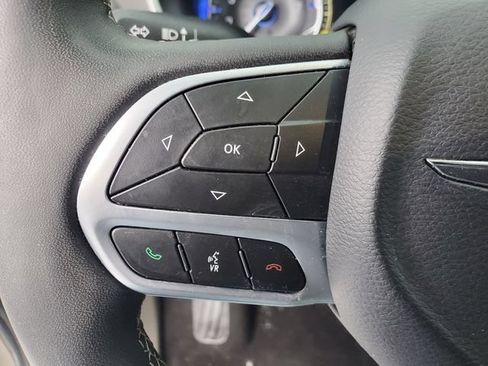 Used 2024 Chrysler Pacifica Touring-L FWD image 10