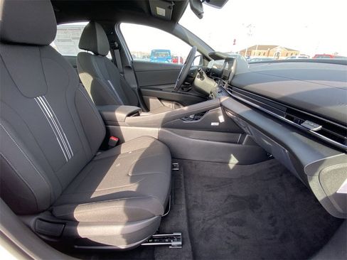 New 2025 Hyundai Elantra SEL image 25