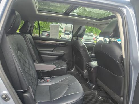 Used 2021 Toyota Highlander Platinum AWD/4WD image 13