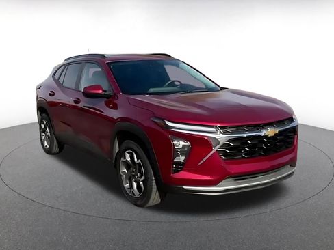 Used 2025 Chevrolet Trax LT image 12