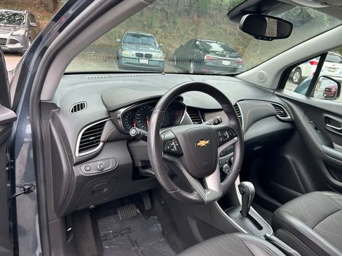 Used 2022 Chevrolet Trax LT w/ LT Convenience Package FWD image 2