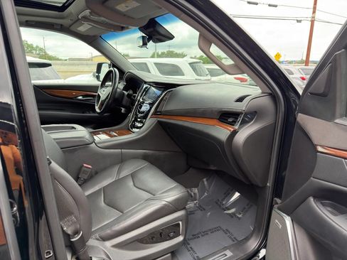 Used 2018 Cadillac Escalade Luxury RWD image 19