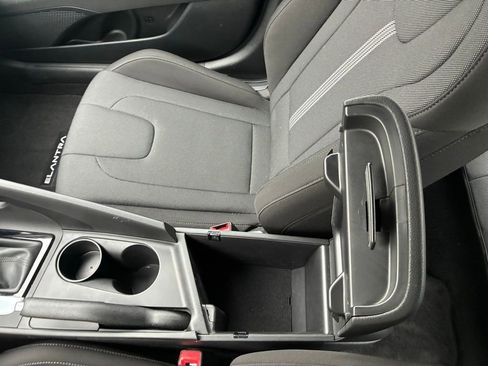 Used 2024 Hyundai Elantra SE image 32