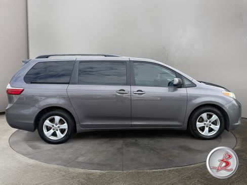 Used 2017 Toyota Sienna LE FWD image 8