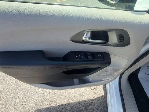 Used 2024 Chrysler Pacifica Touring-L FWD image 39